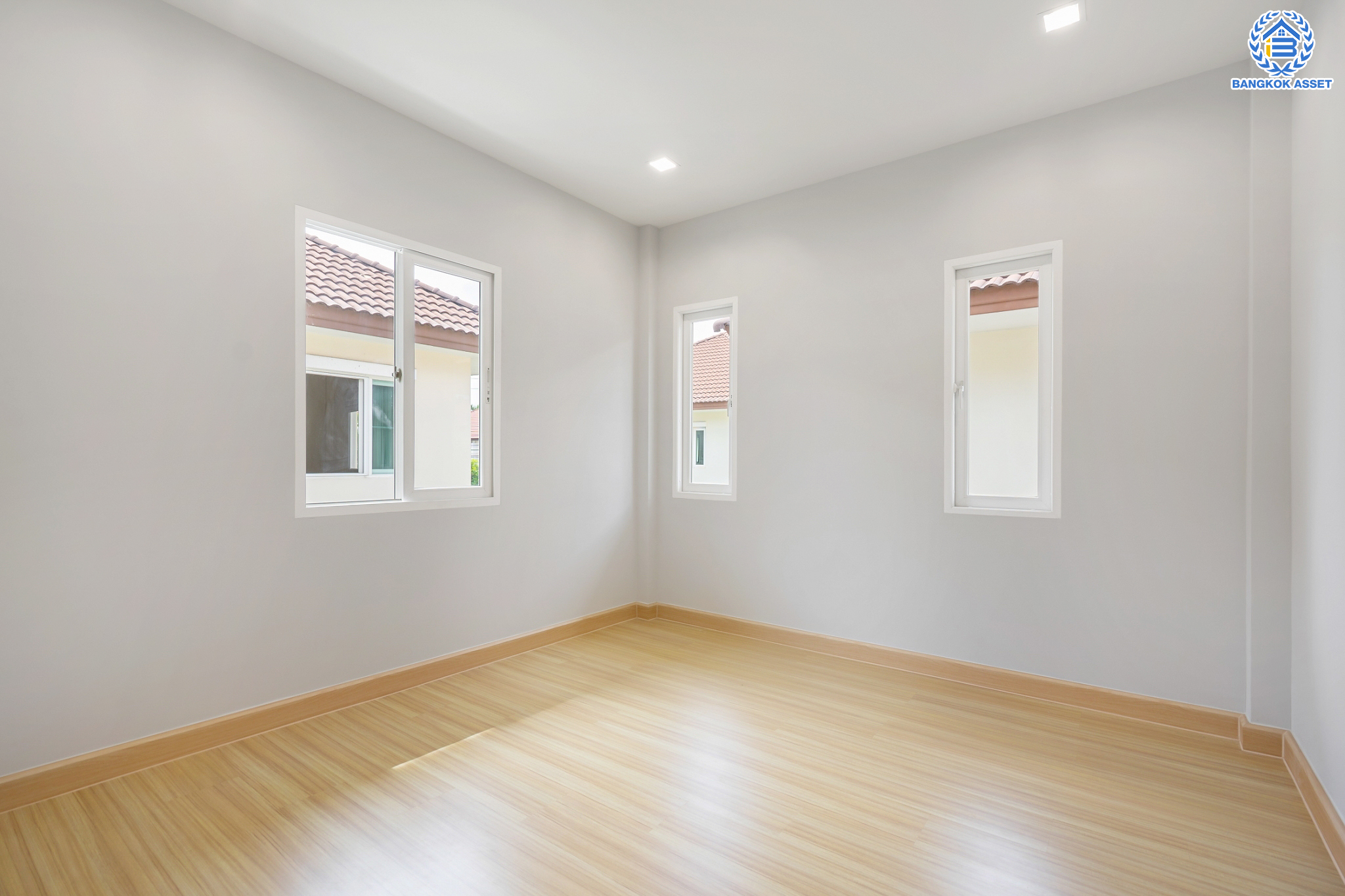 บ้านมือสองตกแต่งใหม่ ม.เดอะเซนโทร วัชรพล บ้านเดี่ยวจากแบรนด์ AP เนื้อที่ 56 ตร.ว. ฟังก์ชัน 3 ห้องนอน 3 ห้องน้ำ จอดรถได้ 2 คัน Facilities ครบครัน บนทำเลเชื่อมต่อหลายเส้นทาง ถ.รามอินทรา ถ.สายไหม และ ถ.พหลโยธิน ใกล้สนามบินดอนเมือง ทางด่วน "รามอินทรา" และรถไฟฟ้าสายสีเขียว "สถานีคูคต"